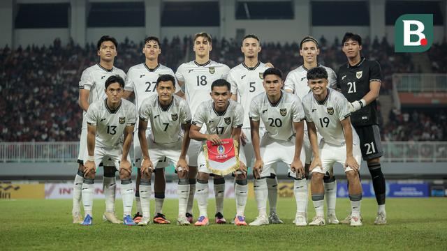 Skuad Timnas Indonesia U-22 pada laga ujicoba melawan Mali yang digelar di Stadion Pakansari, Kabupaten Bogor, Selasa (18/11/2025) pukul 20.00 WIB. (Bola.com/Bagaskara Lazuardi)