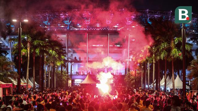 Superter Persija Jakarta, The Jakmania, memadati Stadion Utama Gelora Bung Karno (SUGBK), Jakarta untuk menyaksikan duel tim kesayangannya melawan PSS Sleman pada pekan ke-34 BRI Liga 1, Sabtu (15/4/2023) malam WIB. Kehadiran The Jakmania berhasil membantu Persija menang 5-0 atas PSS. (Bola.com/Bagaskara Lazuardi).