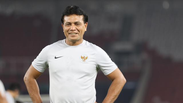 Pelatih kiper Timnas Indonesia, Alan Haviludin, saat latihan jelang laga kualifikasi Piala Dunia di SUGBK, Jakarta, Senin (2/9). Indonesia akan berhadapan dengan Malaysia. (Bola.com/M Iqbal Ichsan)