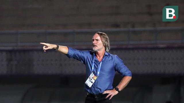 Pelatih Dewa United, Jan Olde Riekerink memberikan instruksi kepada timnya saat laga lanjutan BRI Liga 1 2022/2023 antara Dewa United melawan Persis Solo di Stadion Indomilk Arena, Tangerang, Sabtu (14/01/2023). (Bola.com/Bagaskara Lazuardi)