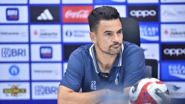 Pelatih Persita Tangerang, Carlos Pena mengikuti sesi konferensi pers selepas laga melawan Persija Jakarta dalam laga pekan pertama BRI Super League 2025/2026 di Jakarta International Stadium (JIS), Minggu (10/8/2025). (Dok. I.League)