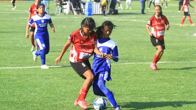 Kompetisi kelompok umur Hydroplus Soccer League kembali menegaskan perannya sebagai ajang penting untuk menemukan talenta-talenta muda sepak bola putri Indonesia. Gelaran yang digelar di empat kota, yakni Bandung, Jakarta, Surabaya, dan Kudus ini mendapat sambutan luar biasa dari klub peserta maupun masyarakat yang hadir langsung di stadion. (Bola.com/Muhammad Faqih)