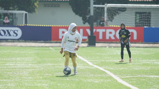 Pesepak bola putri belia asal Bandung, Bilqis Fatimah Azzahra, saat tampil di Hydroplus Soccer League. (Bola.com/Erwin Snaz)