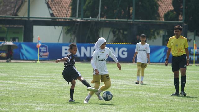 Pesepak bola putri belia asal Bandung, Bilqis Fatimah Azzahra, saat tampil di Hydroplus Soccer League. (Bola.com/Erwin Snaz)
