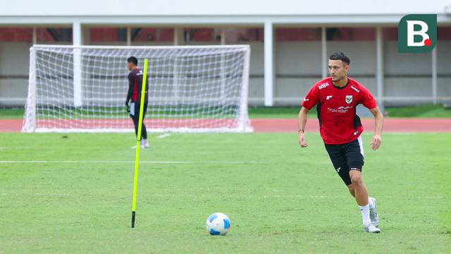 Pemain Timnas Indonesia U-22, Ivar Jenner, mengikuti sesi latihan jelang menghadapi Timnas Mali di Stadion Madya, Senayan, Jakarta, Jumat (14/11/2025). (Bola.com/M Iqbal Ichsan)