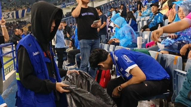 Berkolaborasi dengan Jubelo, Persib Bandung mengelola ribuan kilogram sampah dari pertandingan melawan Dewa United di Stadion Gelora Bandung Lautan Api (GBLA), Jumat (21/11/2025). (Bola.com/Erwin Snaz)