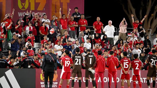 Momen pemain Timnas Indonesia U-17 menyapa fans usai mengalahkan Honduras di Piala Dunia U-17 2025 hari Senin (10/11/2025) malam WIB. (FIFA)