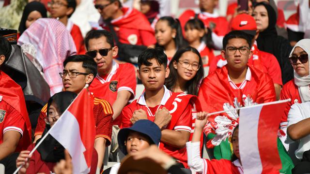 Para suporter Indonesia memberi dukungan jelang dimulainya laga semifinal Piala Asia U-23 2024 antara Timnas Indonesia U-23 menghadapi Uzbekistan U-23 di Abdullah bin Khalifa Stadium, Doha, Qatar, Senin (29/4/2024). (AFC)