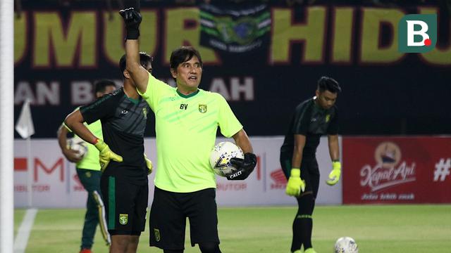 Pelatih kiper Persebaya Surabaya, Benny van Breukelen. (Bola.com/Aditya Wany)