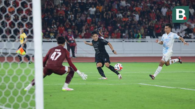 Pemain Persija Jakarta, Witan Sulaeman, melepaskan umpan saat melawan PSIM Yogyakarta dalam laga pekan ke-14 BRI Super League 2025/2026 di Stadion Utama Gelora Bung Karno, Jakarta, Jumat (28/11/2025). (Bola.com/M Iqbal Ichsan)