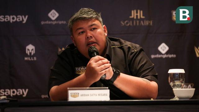 CEO Dewa United FC, Ardian Satya Negara memberikan pernyataan saat konferensi pers pengenalan pelatih baru Dewa United FC untuk BRI Liga 1 2022/2023 yang berlangsung di Hotel Episode, Gading Serpong, Tangerang, Selasa (10/1/2023). (Bola.com/Bagaskara Lazuardi)