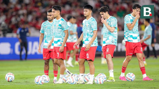 Para pemain Timnas Indonesia (dari kiri) Yakob Sayuri, Marselino Ferdinan, Hokky Caraka, Nathan Noel dan Rafael Struick dalam sesi pemanasan sebelum dimulainya laga Grup F kualifikasi Piala Dunia 2026 Zona Asia di Stadion Utama Gelora Bung Karno (SUGBK), Senayan, Jakarta, Kamis (21/3/2024). (Bola.com/Bagaskara Lazuardi)