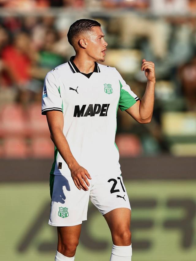 Aksi Jay Idzes bersama Sassuolo saat bertandang ke markas Cremonese dalam laga pekan kedua Serie A 2025/2025, Jumat (29/8/2025). (Instagram Jay Idzes)