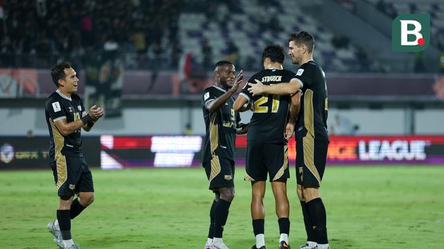 Egy Maulana Vikri, Nick Kuipers, dan Privat Mbarga memberikan selamat kepada Rafael Struick yang mencetak gol pertamanya bagi Dewa United dalam laga melawan Shan United di Indomilk Arena, Tangerang, Sabtu (1/11/2025). (Bola.com/M. Iqbal Ichsan)