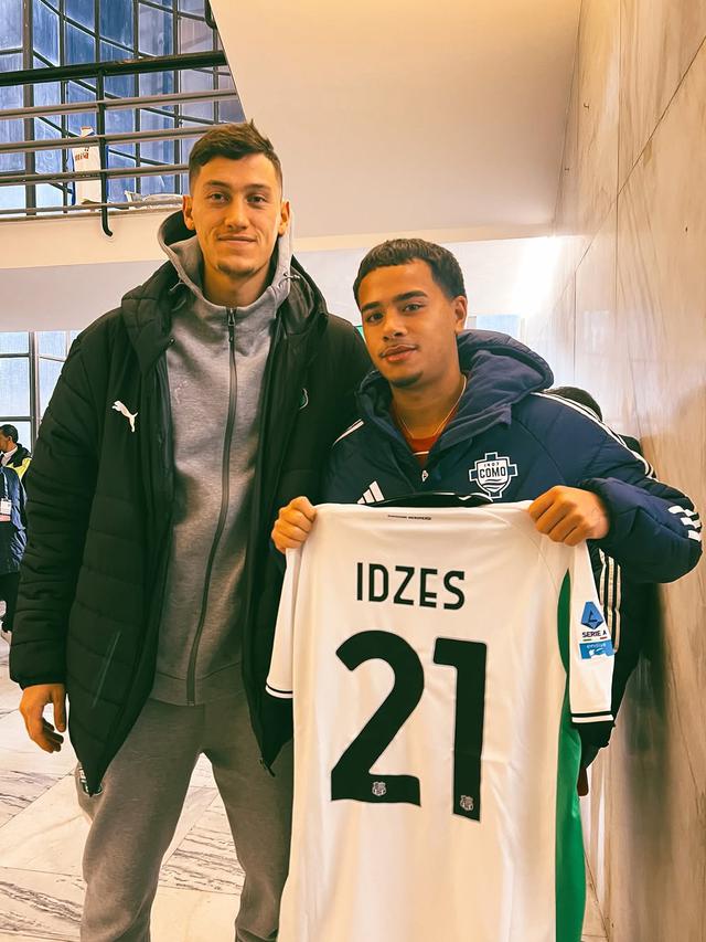 Bek muda Como 1907, Lyfe Oldenstam, berkesempatan untuk bertemu dengan palang pintu Sassuolo dan Timnas Indonesia, Jay Idzes. (Bola.com/Dok.Instagram Como Football Indonesia).