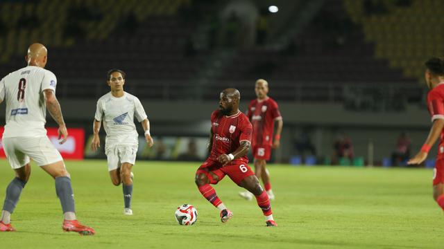 Pemain Persis Solo, Fuad Sule, menggiring bola di tengah kepungan pemain PSM Makassar pada lanjutan BRI Super League 2025/2026 di Stadion Manahan, Surakarta, Sabtu (29/11/2025) malam WIB. (Bola.com/Dok. Persis Solo)