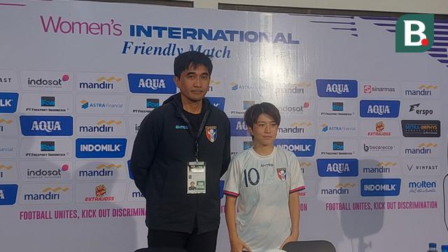 Pelatih Chinese Taipei, Prasobchoke Chokemor, dan pemainnya Saki Matsunaga pada sesi konferensi pers seusai pertandingan uji coba melawan Timnas Indonesia Putri di Stadion Maguwoharjo, Sleman, Sabtu (29/11/2025). (Bola.com/Ana Dewi)