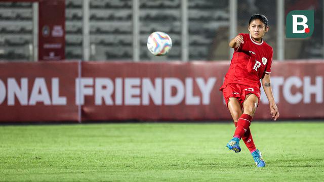 Pemain Timnas Indonesia Putri, Zahra Muzdalifah menendang bola ke arah gawang Singapura saat laga persahabatan yang berlangsung di Stadion Madya, Senayan Jakarta, Selasa (28/05/2024). (Bola.com/Bagaskara Lazuardi)