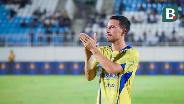 Pemain Persib Bandung, Thom Haye, memberikan aplaus setelah pertandingan melawan Arema FC pada laga pekan keenam BRI Super League 2025/2026 di Stadion Kanjuruhan, Kabupaten Malang, Senin (22/9/2025) sore WIB. (Bola.com/Iwan Setiawan)