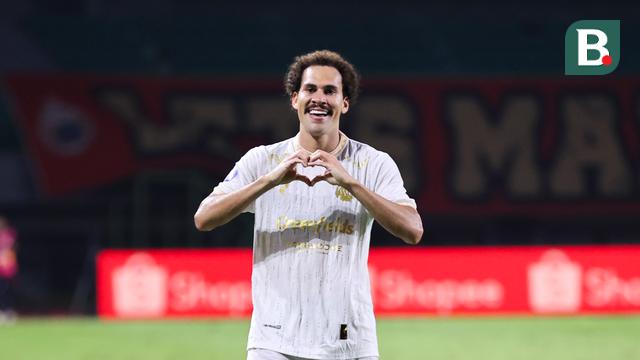 Selebarasi gol Pablo Oliveira usai mampu mencetak gol pertama kemenangan Arema FC melawan Persija Jakarta dalam laga pekan 26 BRI Liga 1 2024/2025 yang digelar di Stadion Patriot Candrabhaga, Bekasi, Minggu (9/3/2025) malam WIB. (Bola.com/Abdul Aziz)