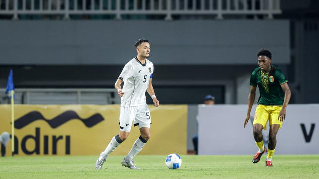 Gelandang Timnas Indonesia U-22, Ivar Jenner. (Bola.com/Bagaskara Lazuardi)