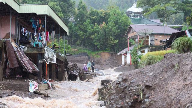 Di provinsi Aceh, banjir bandang juga dilaporkan terjadi di beberapa wilayah seperti Pidie, Aceh Besar, Pidie Jaya, Aceh Tamiang, Aceh Tenggara, Aceh Barat, Subulussalam, Bireuen, Lhokseumawe, Aceh Timur, Langsa, Bener Meriah, Gayo Lues, Aceh Singkil, Aceh Utara, dan Aceh Selatan. Tampak dalam foto, warga memeriksa kerusakan akibat banjir di Malalak, Sumatera Barat, Kamis 27 November 2025. (AP Photo/Ade Yuandha)
