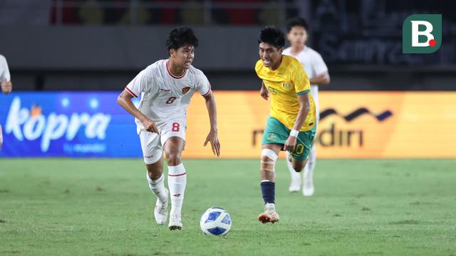 Gelandang Timnas Indonesia U-16, Nazriel Alfaro (kiri) menguasai bola dibayangi gelandang Timnas Australia U-16, Nickolas Gustavo Alfaro pada laga semifinal Piala AFF U-16 2024 di Stadion Manahan, Solo, Senin (1/7/2024). (Bola.com/Abdul Aziz)