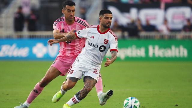 Lorenzo Insigne dari Toronto FC menguasai bola saat berada di bawah tekanan dari Sergio Busquets dari Inter Miami CF selama pertandingan MLS antara Inter Miami CF dan Toronto FC di Chase Stadium pada tanggal 06 April 2025 di Fort Lauderdale, Florida. Leonardo Fernandez/Getty Images/AFPLeonardo Fernandez / GETTY IMAGES NORTH AMERICA / Getty Images via AFP