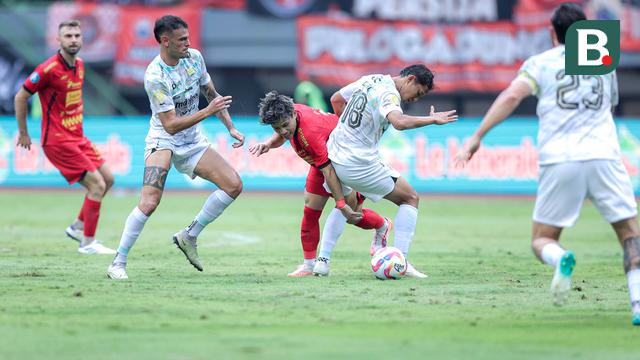 Pemain Persija Jakarta, Ryo Matsumura (tengah kiri) berebut bola dengan pemain Persib Bandung, Adam Alis dalam laga lanjutan BRI Liga 1 2024/2025 di Stadion Patriot Candrabhaga, Bekasi, Minggu (16/02/2025). (Bola.com/M Iqbal Ichsan)