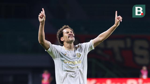 Selebarasi gol emosional Pablo Oliveira usai mampu mencetak gol pertama kemenangan Arema FC melawan Persija Jakarta dalam laga pekan 26 BRI Liga 1 2024/2025 yang digelar di Stadion Patriot Candrabhaga, Bekasi, Minggu (9/3/2025) malam WIB. (Bola.com/Abdul Aziz)