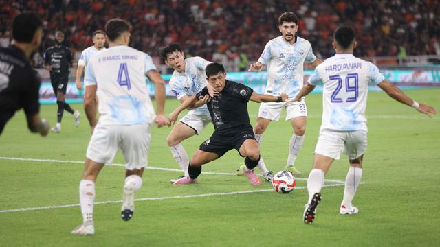 Di babak kedua, gempuran Persija berbuah dua gol, Maxwell pada menit ke-76 dan Allano di menit ke-90+5. Tampak dalam foto, pemain Persija, Bruno Nunes De Barros (Tubarao - tengah) mencoba keluar dari adangan sejumlah pemain PSIM pada pertandingan pekan ke-14 BRI Super League musim 2025/2026 di Stadion Utama Gelora Bung Karno, Jakarta, Jumat (28/11/2025). (Bola.com/M Iqbal Ichsan)