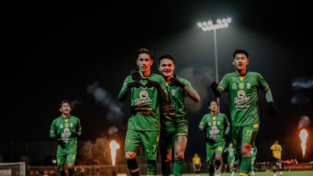 Pemain Persebaya Surabaya, Francisco Rivera (no. 7), merayakan golnya ke gawang Western Australia, pada laga uji coba di Perth. (Bola.com/Dok. Persebaya Surabaya)