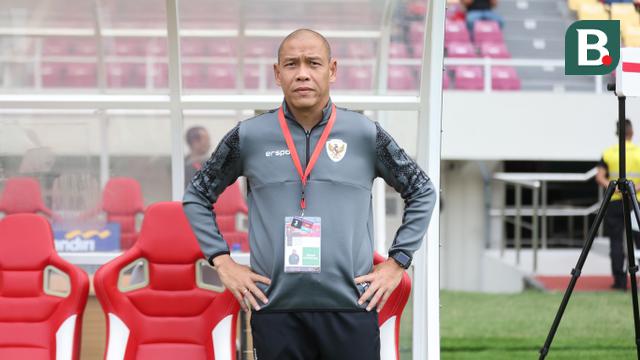 Pelatih Timnas Indonesia U-16, Nova Arianto, saat melawan Vietnam pada laga perebutan tempat ketiga Piala AFF U-16 2024 di Stadion Manahan, Solo, Jawa Tengah, Rabu (7/3/2024). (Bola.com/Abdul Aziz)
