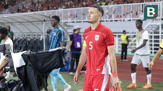 Ivar Jenner menjadi kapten Timnas Indonesia U-22 saat menghadapi Timnas Mali U-22 dalam laga persahabatan di Stadion Pakansari, Bogor, Sabtu (15/11/2025) malam. (Bola.com/Muhammad Iqbal Ichsan)