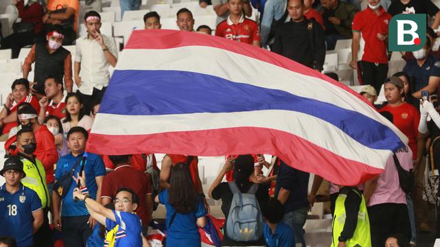Suporter Thailand mengibarkan bendera saat melawan Timnas Indonesia dalam laga matchday ketiga Grup A Piala AFF 2022 di Stadion Utama Gelora Bung Karno, Senayan, Jakarta, Kamis (29/12/2022) sore WIB. (Bola.com/M Iqbal Ichsan)