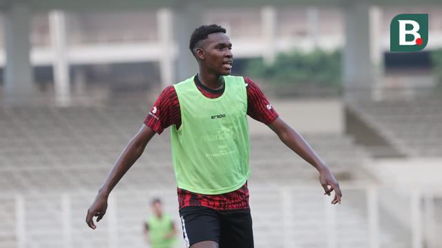 Pemain Timnas Indonesia U-19, Camara Ousmane Maket saat menjalani gim internal dalam rangkaian pemusatan latihan Timnas Indonesia U-19 di Stadion Madya, Senayan, Jakarta, Senin (1/7/2024) sebagai persiapan menghadapi ajang Piala AFF U-19 2024 yang akan berlangsung pada 17 hingga 29 Juli 2024. (Bola.com/M Iqbal Ichsan)