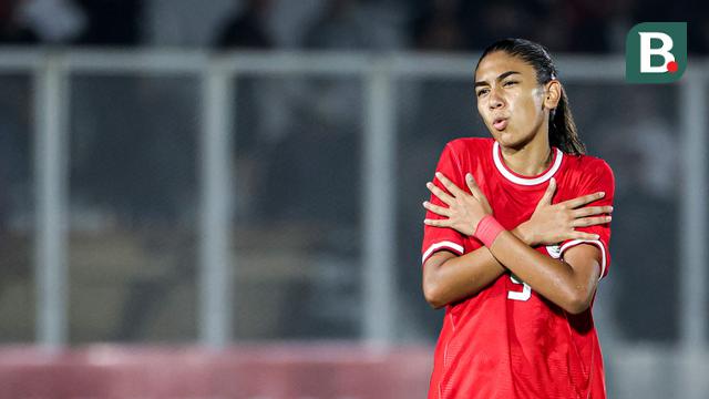 Selebrasi pemain Timnas putri Indonesia, Claudia Scheunemann setelah mencetak gol keempat timnya ke gawang Singapura melalui eksekusi penalti pada laga uji coba internasional di Stadion Madya, Gelora Bung Karno, Senayan, Jakarta, Selasa (28/5/2024). (Bola.com/Bagaskara Lazuardi)