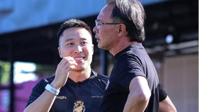 Bos Persik Kediri, Arthur Irawan, bersama sang pelatih, Ong Kim Swee. (Bola.com/Gatot Sumitro)