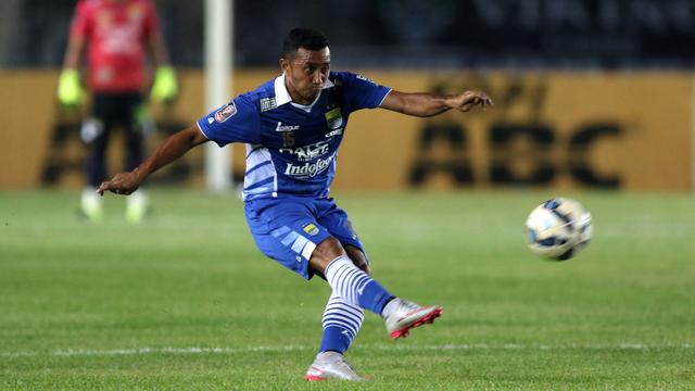 Aksi pemain Persib, Firman Utina, saat bertanding melawan Pusamania Borneo FC dalam laga leg kedua perempatfinal Piala Presiden 2015 di Stadion Si Jalak Harupat, Bandung, Sabtu (26/9/2015). (Bola.com/Arief Bagus)