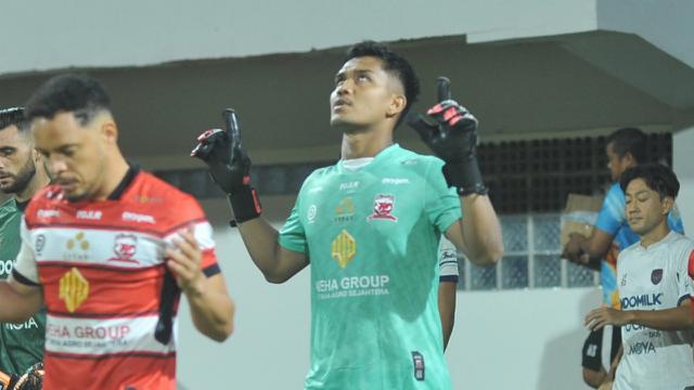 Miswar Saputra, kiper Madura United di BRI Super League 2025/2026. (Dok. ileague.id)