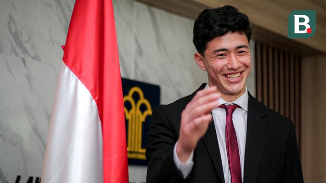 Kiper keturunan Indonesia-Iran, Cyrus Margono setelah mengambil sumpah Warga Negara Indonesia (WNI) di Kanwil Kemenkumham DKI, Cawang, Jakarta, Kamis (21/03/2024). (Bola.com/Bagaskara Lazuardi)