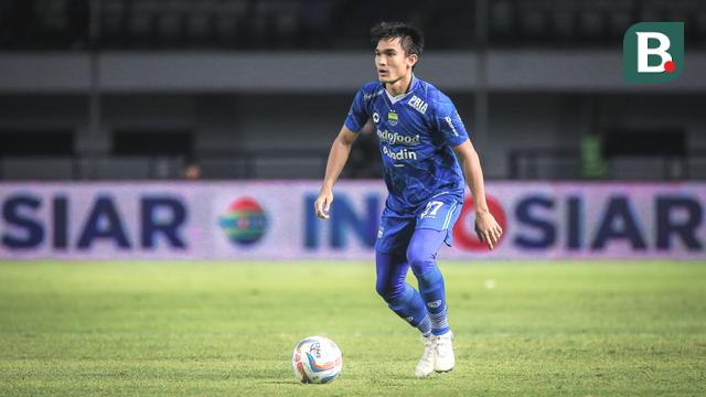 Pemain Persib Bandung, Zalnando mengontrol bola pada laga lanjutan pekan ke-3 BRI Liga 1 2023/2024 antara Persib Bandung melawan Dewa United FC di Stadion Gelora Bandung Lautan Api (GBLA), Bandung, Jumat (14/07/2023). (Bola.com/Bagaskara Lazuardi)