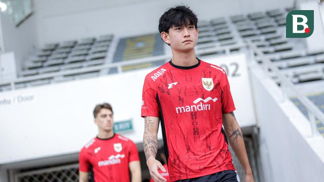 Luke Xavier Keet memasuki lapangan saat latihan perdana Timnas Indonesia U-22 untuk SEA Games 2025 di Stadion Madya, Senayan, Jakarta, Selasa (11/11/2025). (Bola.com/Bagaskara Lazuardi)