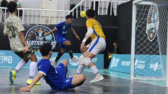 UIN Sunan Gunung Djati (Biru) Bandung menuai kemenangan di laga hari pertama Grup B Putra Campus League Futsal fase The Nationals saat berhadapan melawan Universitas Islam Indonesia (UII) Yogyakarta dengan skor telak 4-1 di FIKK UNJ GOR Universitas Negeri Jakarta, Rawamangun, Jakarta Timur, Rabu (3/12/2025). (Bola.com/Campus League)