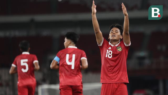 Selebrasi gelandang Timnas Indonesia U-20, Toni Firmansyah setelah menjebol gawang Thailand U-20 pada laga uji coba di Stadion Utama Gelora Bung Karno (SUGBK), Senayan, Jakarta, Jumat (26/1/2024) malam WIB. (Bola.com/M Iqbal Ichsan)
