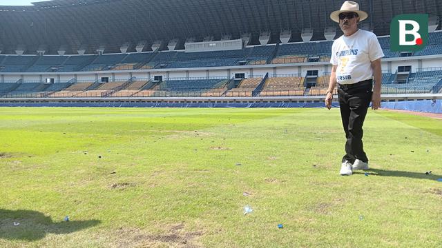 Komisaris PT Persib Bandung Bermartabat, Umuh Muchtar meninjau kondisi Lapangan Stadion Gelora Bandung Lautan, Bandung Setelah Laga Persib Bandung melawan Persis Solo. (Bola.com/Muhammad Faqih)
