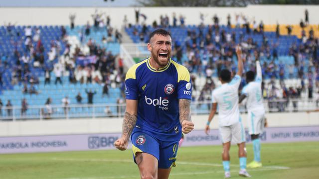 Winger Arema FC asal Brasil, Paulinho Moccelin, berselebrasi setelah memberikan assist saat melawan PSBS Biak di pekan pertama BRI Super League 2025/26 di Stadion Kanjuruhan, Malang (11-8-2025). (Bola.com/Iwan Setiawan)