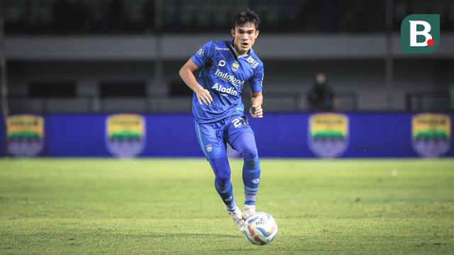Pemain Persib Bandung, Zalnando mengontrol bola pada laga lanjutan pekan ke-3 BRI Liga 1 2023/2024 antara Persib Bandung melawan Dewa United FC di Stadion Gelora Bandung Lautan Api (GBLA), Bandung, Jumat (14/07/2023). (Bola.com/Bagaskara Lazuardi)