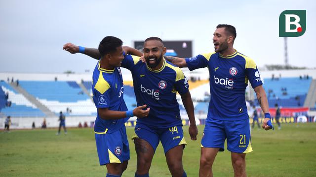 Striker Arema FC, Dalberto Luan (tengah), merayakan gol bersama rekan-rekannya setelah membobol gawang Bhayangkara FC pada pekan 3 BRI Super League 2025/2026 di Stadion Kanjuruhan, Jumat (22/8/2025). (Bola.com/Iwan Setiawan)