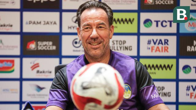 Pelatih PSIM Yogyakarta, Jean-Paul van Gastel. (Bola.com/Abdul Aziz)